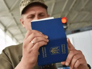 Українські пенсіонери біля пункту пропуску на кордоні
