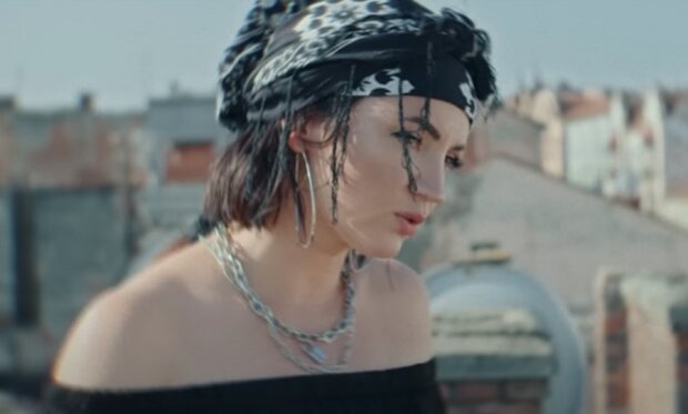 Оля Цибульская, кадр из клипа "Сьогодні"
