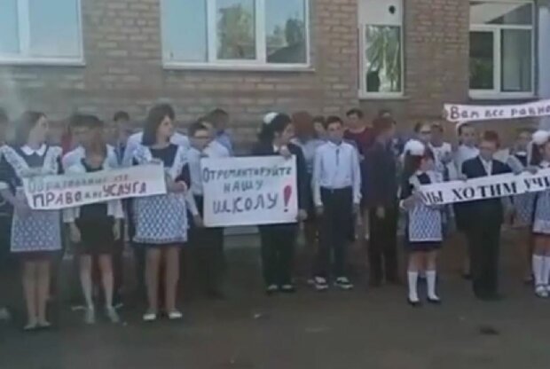 Школярі з плакатами, скріншот: Telegram