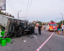 Переповнений дітьми автобус влетів у величезну фуру, є жертви