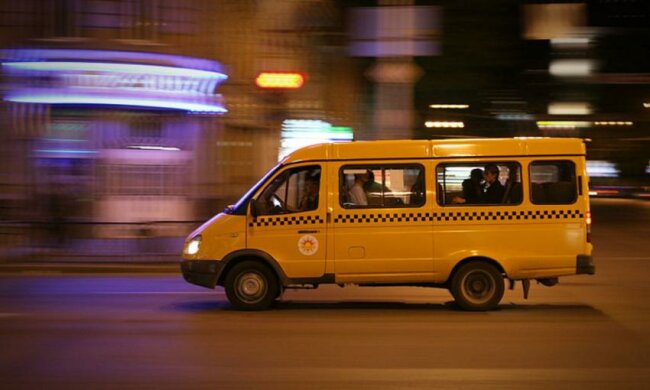 Небезпечні Богдани: переповнена маршрутка розвалилася на ходу