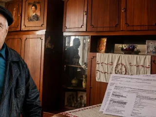 Пенсионер возле подъезда