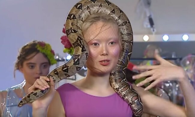 Один на один со своими страхами: участниц "Топ-модели по-украински" заставили дефилировать с ползучими тварями