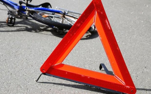 Отчаянный велосипедист спровоцировал серьезную аварию в Киеве