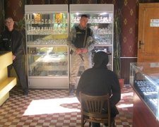Женщина устроила разбой в ювелирном магазине