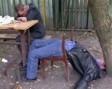Росіяни п'ють так багато, що їм заборонили одеколон