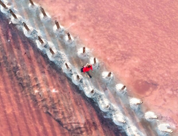 Рожеве озеро на Херсонщині підкорило світ завдяки українському фотографу