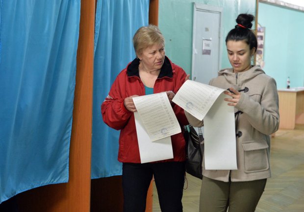 Выборы в Верховную Раду: в Украину приехали избирательные урны от Путина с Януковичем