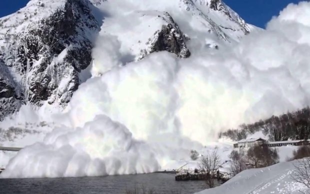 Снігова лавина у Канаді поховала чотирьох туристів