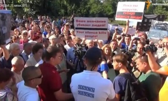 В Донецке сотни митингующих требуют эффективной работы от ОБСЕ