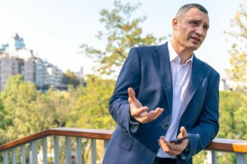 Розлючені кияни "повісили" Кличка на зруйнований горе-міст: "Віталік, йди"