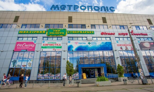 Звалився з другого поверху: у київському ТЦ ледь не загинув малюк