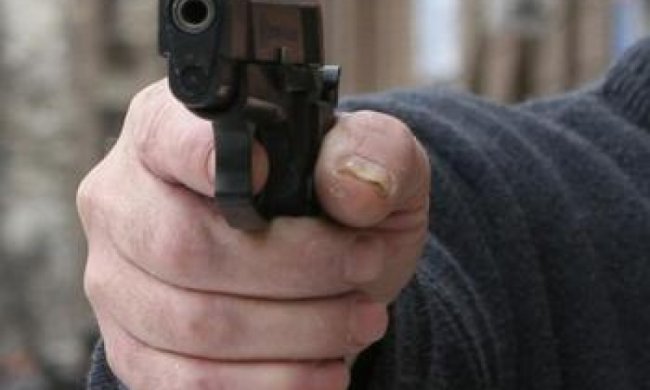 В Житомире двое мужчин устроили стрельбу в магазине