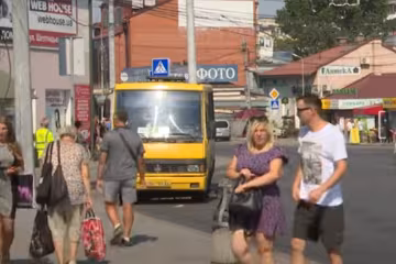 В Тернополе на Троицу позеленели маршрутки, и Зеленский тут ни при чем