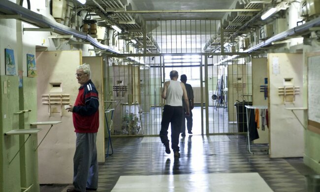 Более 6 тысяч украинцев оказались за колючей проволокой по всему миру: слуги народа задумали вернуть всех домой