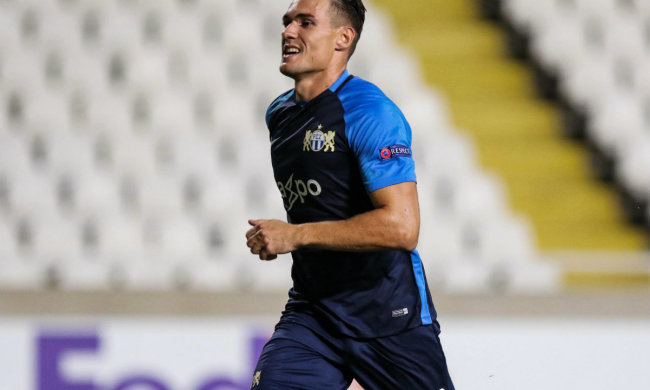 Футболіст провалився під землю, святкуючи гол: відео