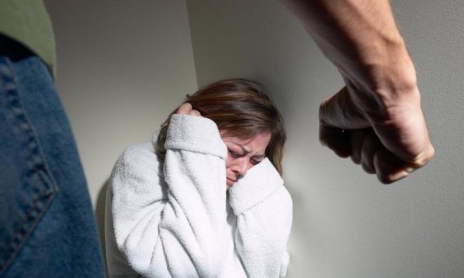 "Манипулирует детьми, угрожает их отнять и систематически угрожает выгнать", - известная киевлянка стала жертвой домашнего тирана