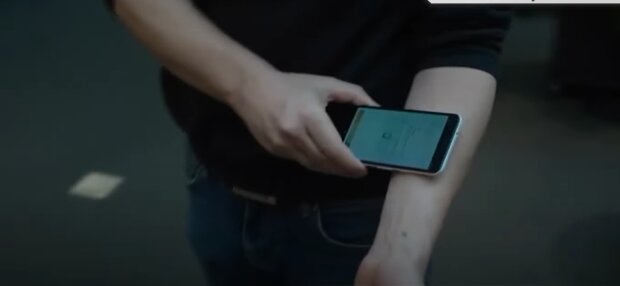 У Швеції людям почали імплантувати мікрочип, скріншот з відео