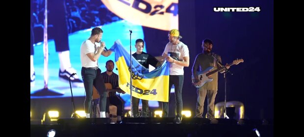 Imagine Dragon's довели фанов до слез, выведя на сцену мальчика из Украины: снимался в их клипе