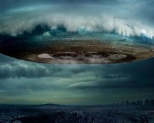 Очевидець зафільмував гігантську літаючу тарілку