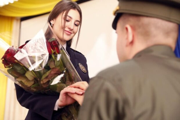 Лейтенант получила диплом с предложением руки и сердца от пограничника: "Без колебаний"