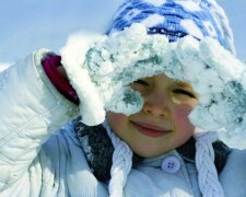 Ледяные руки и красные щеки: как распознать обморожение у ребенка - советы педиатра