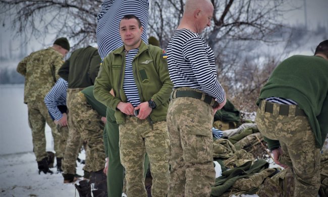 Украинский морпех рискуя самым дорогим вытащил беднягу с того света, лед нашим героям не помеха: кадры спасения