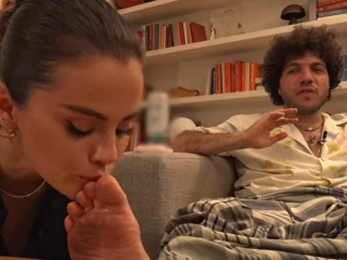 Селена Гомес и Бенни Бланко, кадр из подкаста