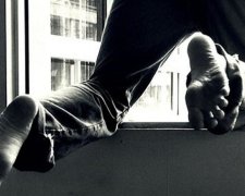 У Києві 72-річний чоловік вистрибнув з вікна