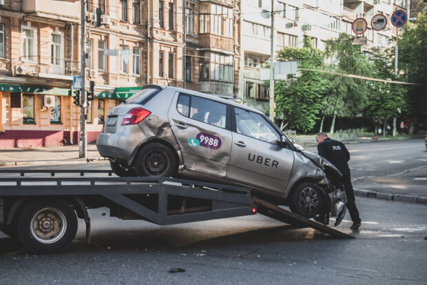 У Києві сталася серйозна ДТП, дорога паралізована: "Вирвало колесо"