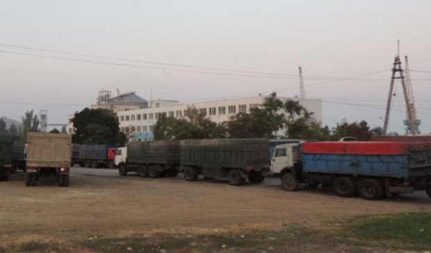 Колона російських вантажівок вивозить з Криму зерно 