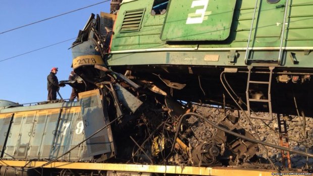 Кривава трагедія у Кривому Розі: два переповнених потяги зіткнулися лоб у лоб, купа трупів
