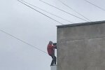 У Харкові на 12 поверсі помітили претендента на премію Дарвіна: "Де страховка?"