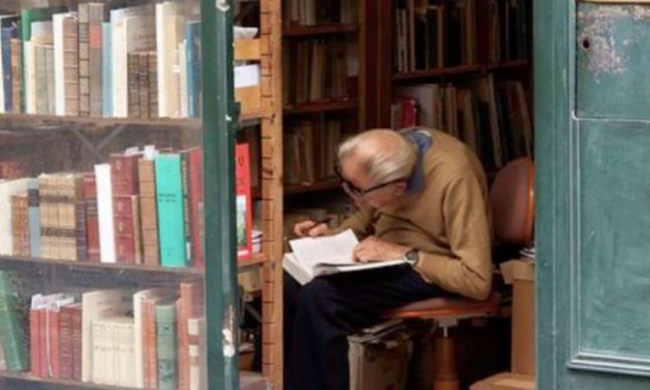 Пенсионерка читает книгу / фото: Pinterest