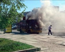 Во Львове за считанные минуты маршрутка сгорела дотла: видео