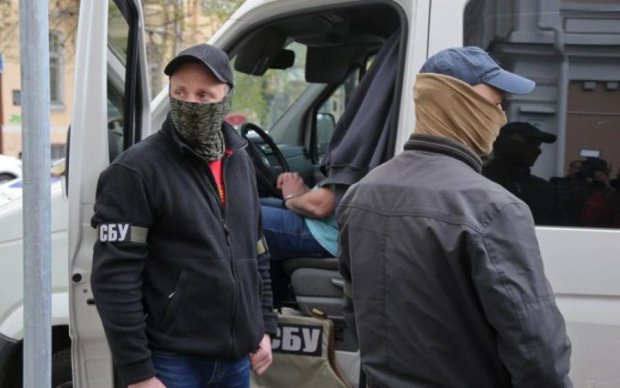 Ранение СБУшника в Киеве: подозреваемых уронили на асфальт