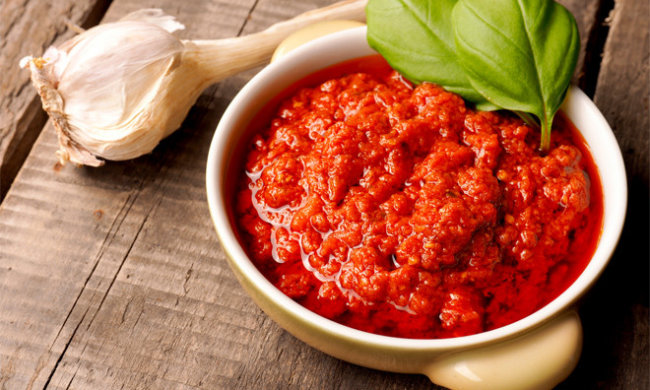 Пикантная домашняя аджика с морковью