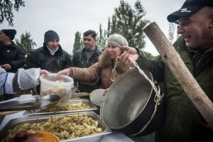 Ярмарок, їдять з відер