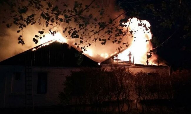 В Киевской области горящую больницу тушили более восьми часов (фото)