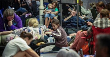 Люди в укритті метро Києва під час обстрілу