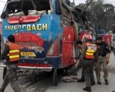 15 трупів знайшли після вибуху автобуса в Пакистані