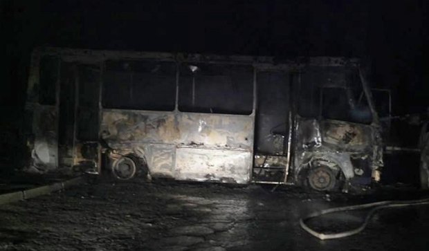 Автобус батальона "Донбасс" неизвестные ночью сожгли в Запорожье (фото)