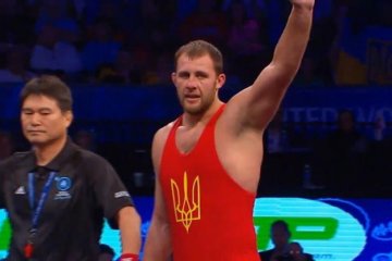 Румунський борець після поразки застрибнув на українця зі злості  (відео)