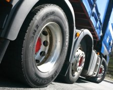 Колесо от гигантского грузовика уничтожило легковушку: видео