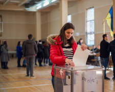 Найкумедніші випадки на виборах в Україні: бійка спостерігачів, бюлетень в роті і болгарка