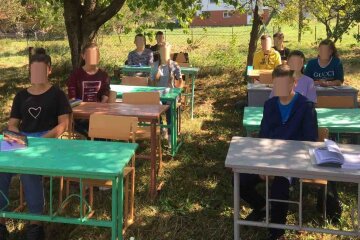 В школе на Прикарпатье наплевали на "красную зону" Зеленского и усадили детей за парты в саду