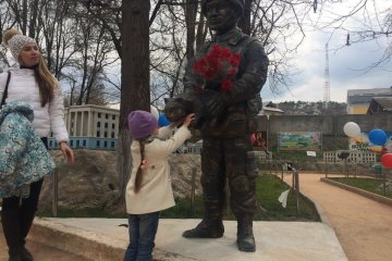 Зловещий знак для Путина: в Крыму памятник оккупантам умылся кровью, фото