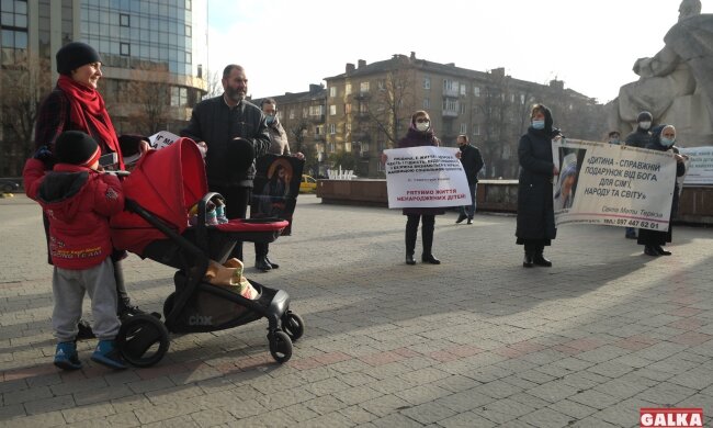 Франковчане вышли на митинг против абортов, фото: Галка
