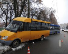 Переполненная маршрутка протаранила легковушку: целая семья погибла, жизнь остальных - в руках врачей