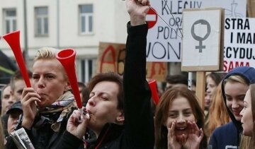 "Чорний понеділок" переміг: абортам у Польщі бути